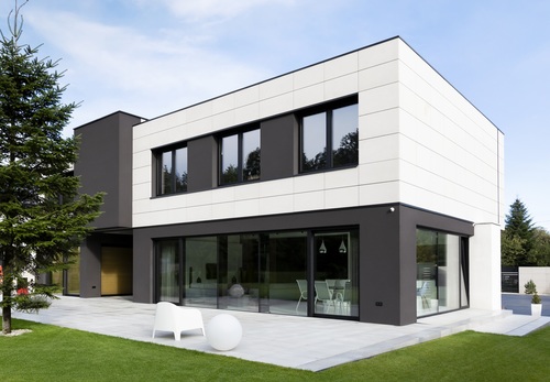 PVC czy aluminium? Przewodnik po profilach okiennych i tarasowych